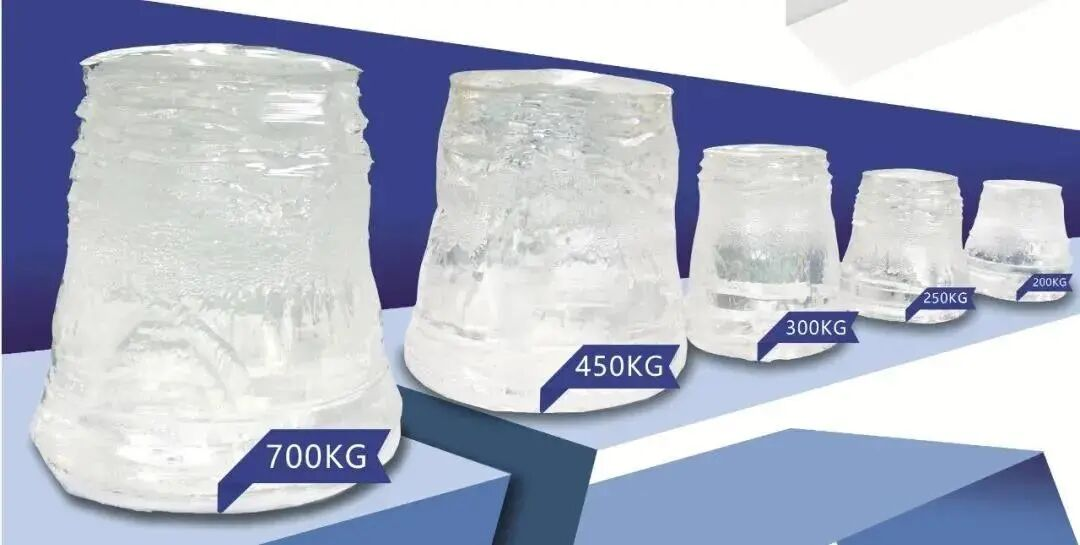 Кристаллы сапфира, один больше другого